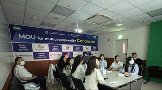 Yonsei Prime Hospital professorlari boʻlgʻusi shifokorlarga maʼruza oʻqidi