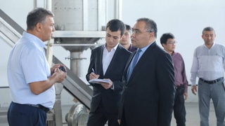 Министр инновационного развития ознакомился с деятельностью предприятия по производству экстрактов лекарственных растений в Паркенте