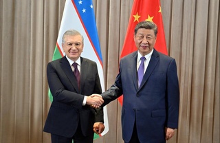 Роҳбарони Ӯзбекистон ва Чин масъалаҳои тавсеаи минбаъдаи муносибатҳои бисёрҷанбаро баррасӣ карданд