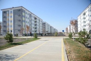 Bosh vazir Sardobadagi koʻp qavatli uylarda yaratilgan sharoitlar bilan tanishdi