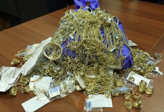 Kiyim va oyoqlar orasiga yashirilgan zargarlik buyumlari fosh boʻldi