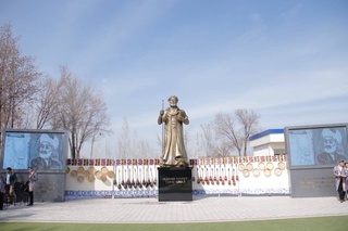 Shirin shahrida Alisher Navoiy haykali o'rnatildi