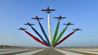 Аэрошоу в честь врачей устроили в ОАЭ