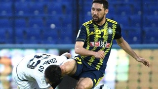 В матче «Пахтакора» с АГМК арбитр отменил красную карточку