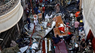 Два пассажира чудом остались живы при падении лайнера на жилые дома