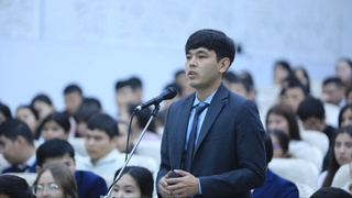 Ректор менен студентлердиң ушырасыўы қызғын пикирлесиў орталығына айланды