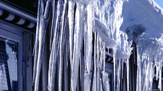 Binolarning tomlaridan sumalak va qor massalari tushishidan ehtiyot boʻling!