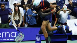 Австралиец Ник Кирьос оштрафован на 14 тысяч долларов за сломанную на корте ракетку