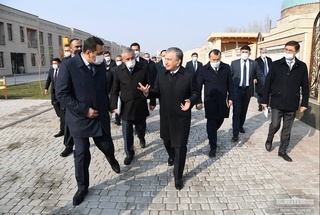 President visits Rishtan Ceramics Center
