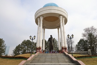 “Barchasini garchi latif aylading,
Barchadin insonni sharif aylading”