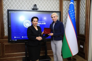 В Сенате Олий Мажлиса Ольге Забелинской вручена государственная награда