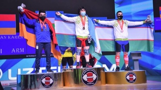 На пьедестале двое узбекских тяжелоатлетов