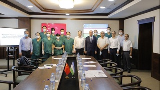 Xitoyliklar shifokorlarimizni “COVID-19”dan himoyalash uchun xalq tabobati usulida tayyorlangan dorilarini yetkazib beradi