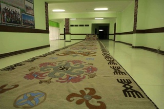 Бойсунлик моҳир ҳунармандлар улкан гилам тўқиди