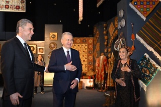 Өзбекстан ҳәм Түркменстан жетекшилери "Заманлар ҳаўазы" көргизбеси менен танысты