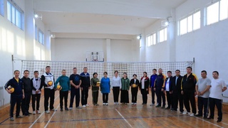 Pedagogika instituti jamoasi voleybol oʻynadi