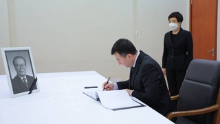 The Deputy Prime Minister of Uzbekistan visited the Chinese Embassy in Tashkent and expressed his deep condolences on the death of former Chinese President Jiang Zemin