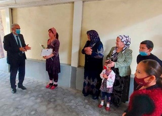 Андижон давлат университети ректори имтиёз асосида ўқишга қабул қилинган қизларнинг хонадонида бўлди