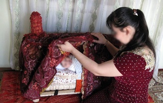 Меҳри менен бесикти, 
дуўасы менен дүньяны тербеткен ҳаял