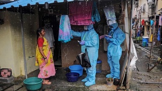 Мумбай харобаларида яшовчиларнинг ярми коронавирус юқтирган