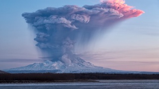 Камчаткада Шивелуч вулқонининг ҳаракатга келиши оқибатида осмонни кул булути қоплади