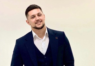 «Кино олиш учун таксичилик қилиб, биринчи фильмимда ўзим продюсер бўлганман» дейди серқирра  актёр ва продюсер Азамат Ахроров