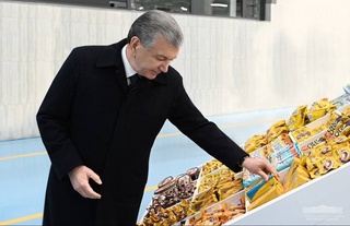 President gets acquainted with confectionery enterprise's activities
