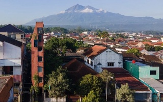 Индонезияда эни атиги 280 сантиметр бўлган меҳмонхона қурилди