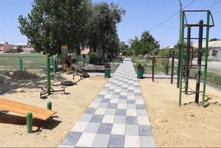 В Карманинском районе Навоийской области применяют инновационный метод благоустройства территории и приобщения жителей к чтению