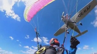 В Австрии самолет Cessna протаранил парапланеристку в воздухе, но она все равно смогла выжить