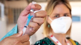 Глава ВОЗ: коронавирус мутирует и опережает вакцины