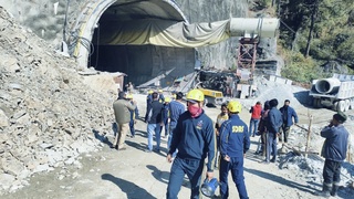 Ҳиндистонда 40 нафар ишчи туннель кўчкилари остида қолиб кетди
