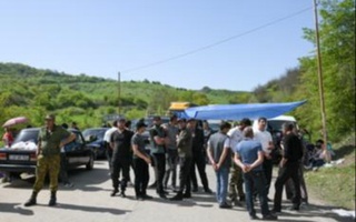Арманистонда фуқаролар чегара делимитациясига қарши норозилик сифатида автомобиль йўлини тўсиб қўйишди