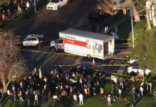 AQShda haydovchi yuk mashinasini Erondagi norozilik namoyishlarini qo'llab-quvvatlagan namoyishchilar ustiga haydadi