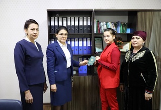 18 ёшли қизга туғилганлик ҳақидаги гувоҳнома берилди