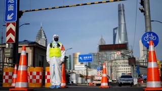 Шанхай нега қатъий карантинга қайтмоқда?