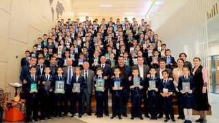 Президент мактаби кутубхонасига китоблар ҳадя этилди