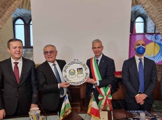 Rishton kulollik buyumlari Italiya muzeyidan joy oldi