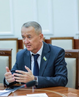 Har kim sogʻlom va qulay atrof-muhitga, uning holati haqidagi haqqoniy axborotga ega boʻlish huquqiga ega