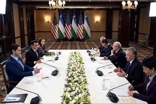 Президенти Ӯзбекистон роҳбари Корпоратсияи DFC-ро қабул кард