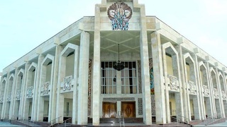 На сцене театра - прошлое и настоящее