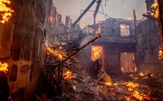 Лос-Анжелесда ўн минглаб одам ёнғин туфайли уйларини тарк этди