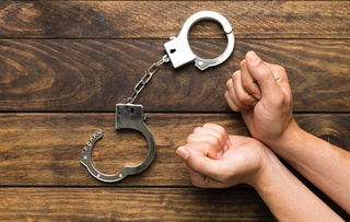 Хато билан 18 йилга озодликдан маҳрум қилинган эркак 3,5 миллион доллар товон пули олади