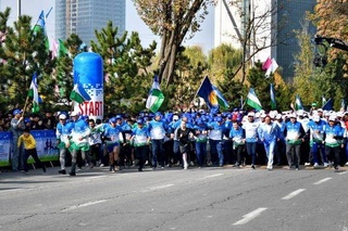 В Узбекистане прошел массовый спортивный забег «Yangi Nafas», приуроченный ко Дню принятия Государственного флага Узбекистана