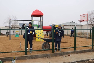 На инициативе руководства ГП «Навоийуран» в поселке Зафаробод ведутся созидательные, благоустроительные и озеленительные работы