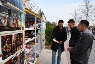 Ташаббус: велосипеддаги сайёр китоб дўкони Фарғона аҳолиси хизматида