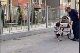 Bobo oʻz nabirasini koʻchada kaltakladi