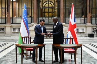 Сыртқы ислер министри Уллы Британия сыртқы ислер министри менен ушырасты