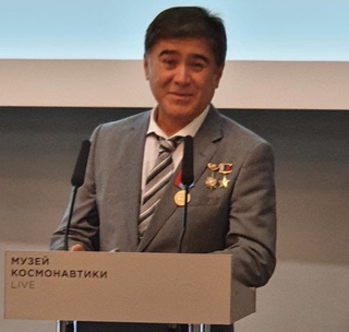 Космонавт Солижон Шарипов «Тинчлик қадрият» медали билан тақдирланди