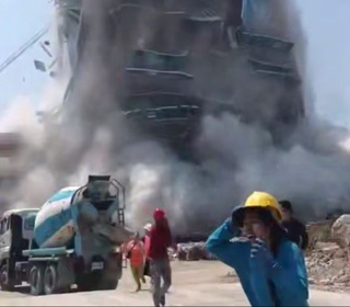 Khaosod: в Бангкоке из-за землетрясения обрушилось здание